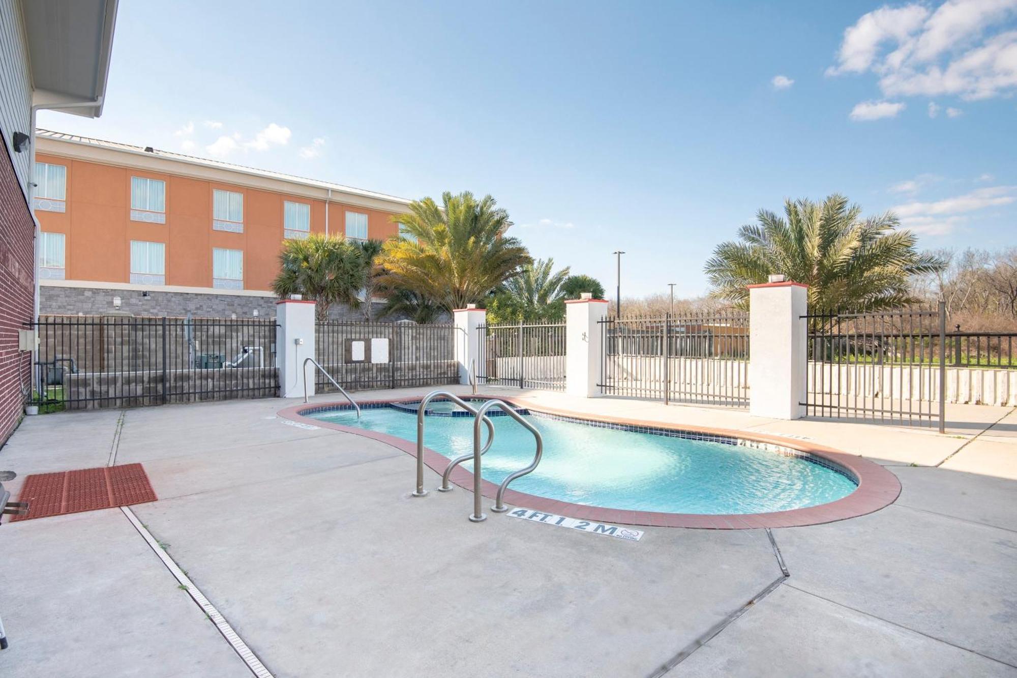 Oyo Townhouse Clute Lake Jackson 외부 사진